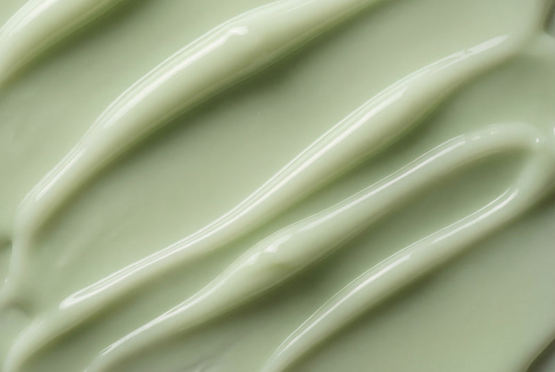 Verfeinert dein Hautbild und verbessert die Spannkraft fühlbar (RU21 Radiance Lift™ Komplex mit Hyaluronsäure-Fragmenten und Peptiden, Niacinamid, Tranexamsäure, Azelainsäure).