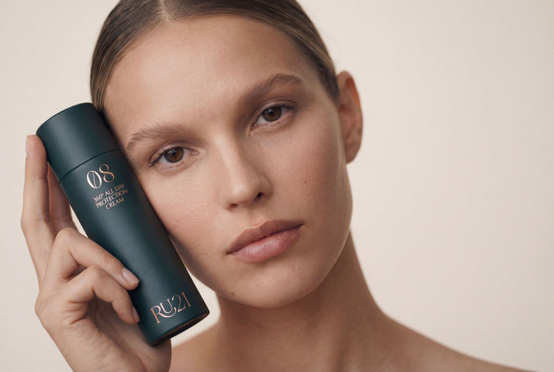 Lässt deine Haut glatter und elastischer wirken, kann feine Linien sichtbar glätten (RU21 Radiance Lift™ Hyaluron-Peptidkomplex mit Palmitoyl-Tripeptiden und Dipeptid).