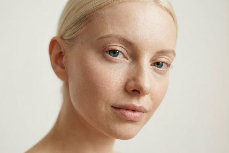 Versorgt deine Haut tiefenwirksam mit langanhaltender Feuchtigkeit (RU21 Radiance Lift™ Hyaluron-Peptidkomplex, Glycerin, Polyglucuronsäure, Feuchthaltefaktoren/NMF).