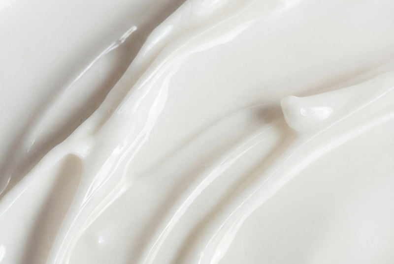Unterstützt die Feuchtigkeitsbalance und lässt deine Haut glatter wirken (Glycerin, Polyglucuronsäure, Hydrolyzed Yeast Extract, filmbildende Polysaccharide aus Sclerotium Gum und Chondrus crispus, RU21 Radiance Lift™).